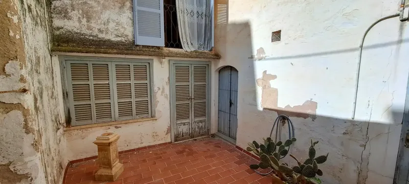 Beautiful and spacious village house in Arta, in need of renovation, privileged and central area, plot 133 m2. The house has 330 — photo 6