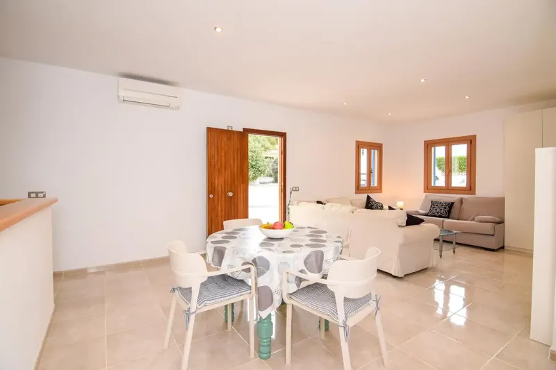 Discover this charming ground floor apartment that combines comfort, style and a privileged location in one of the quietest areas — photo 1