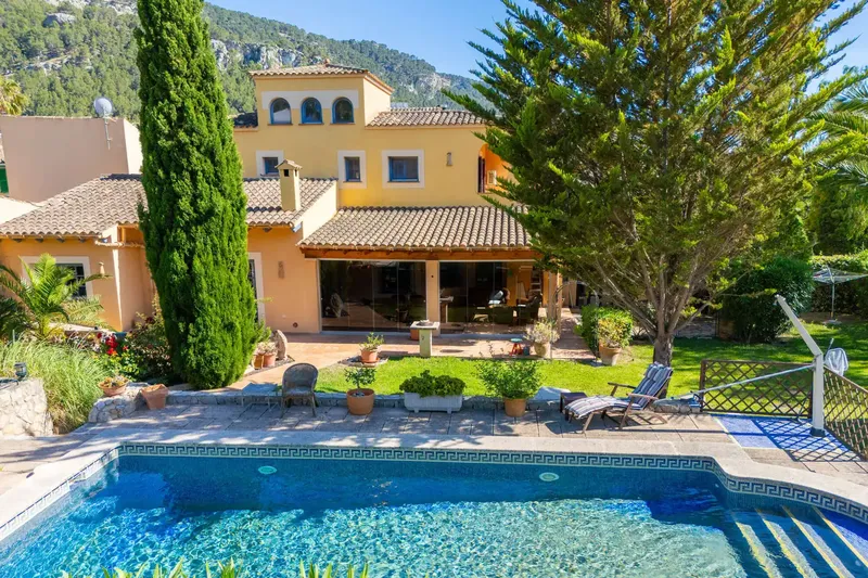 This elegant finca, built in 2002, extends over a generous area of 274 square meters on a 1,567 square meter plot — photo 3