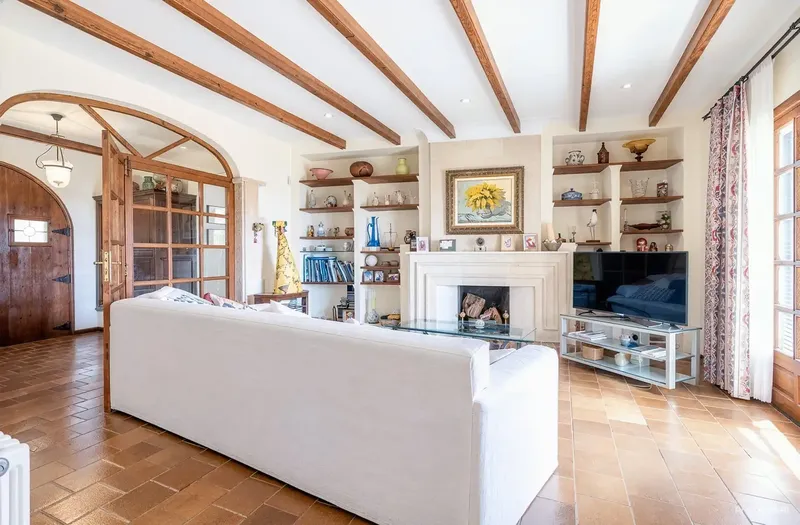Esta casa de campo tradicional de estilo mallorquín combina un encanto auténtico, amplios espacios y una ubicación tranquila en Establiments — photo 2