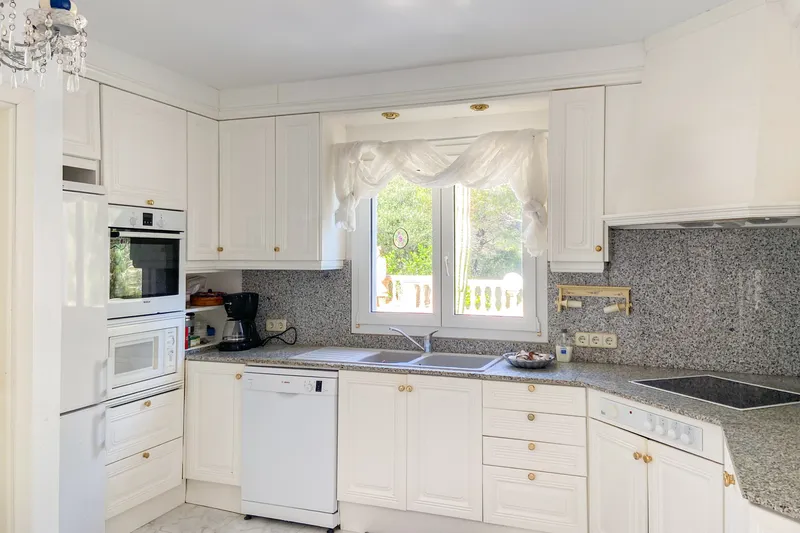 Spacious single-family home with sea views and pool plus separate guest apartment — photo 6