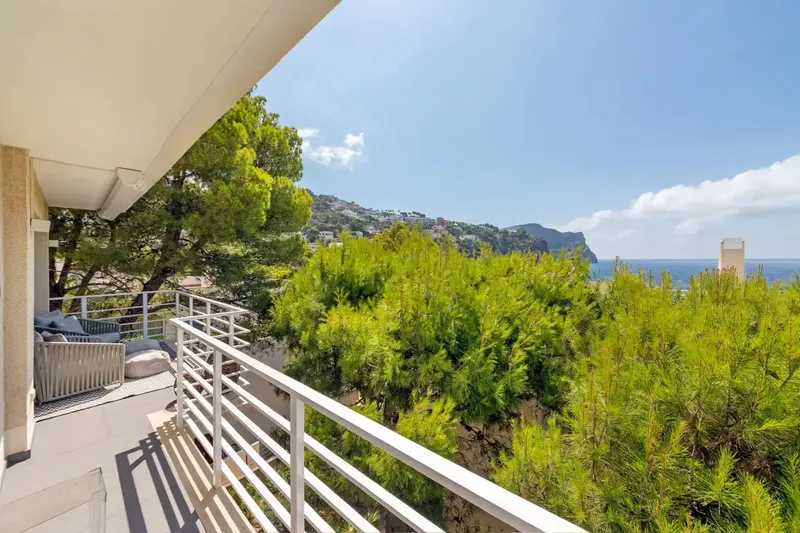 This impressive triplex penthouse, located in the exclusive area of La Mola (Port d'Andratx), combines luxury, design and privileged location. — photo 4