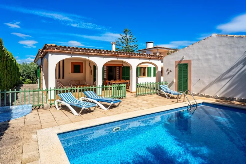 Mediterranean family villa with pool and fireplace in the exclusive area of Porto Cristo Novo, just steps away from Cala Anguila and Cala Mendia — photo 2