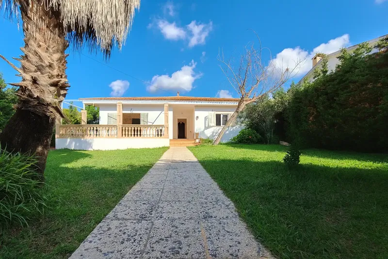 Discover this charming detached house for sale in the quiet and family-friendly area of Bahía Grande de Llucmajor. — photo 2