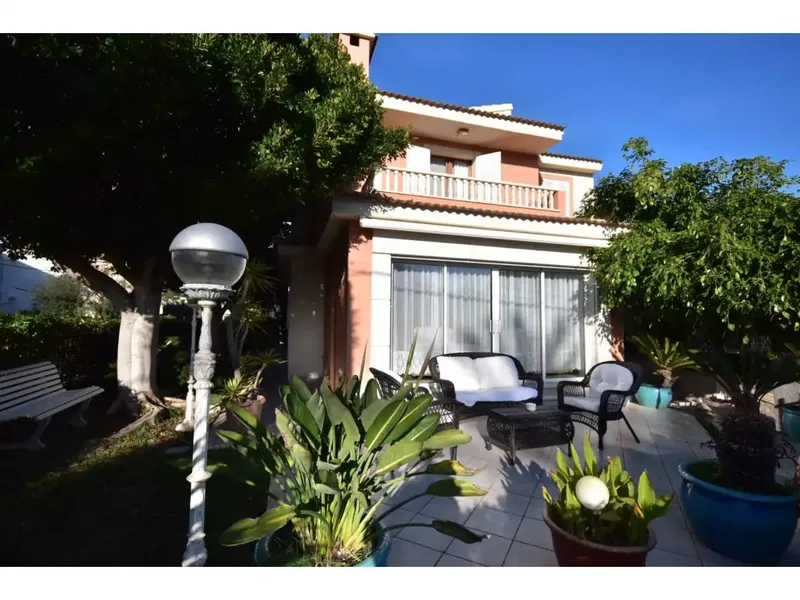 In Son Baulo, very close to the beach, on a plot of about 990 m2 we have a main house of about 250 m2 on two floors offering 3 bedrooms — photo 7