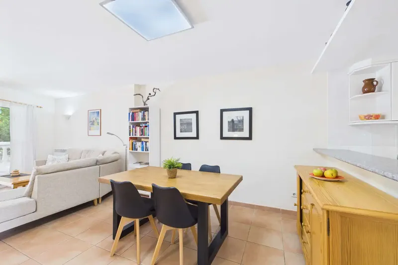 This well-designed apartment is located on the ground floor of a three-storey building with 28 residential units. Access to this space — photo 3