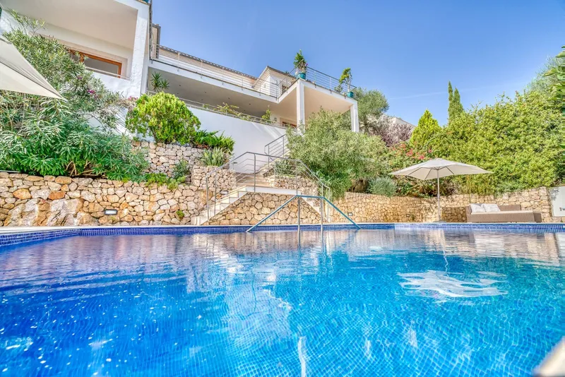 Elevated villa of 425 m2 with sea views in Puerto Pollença — photo 1