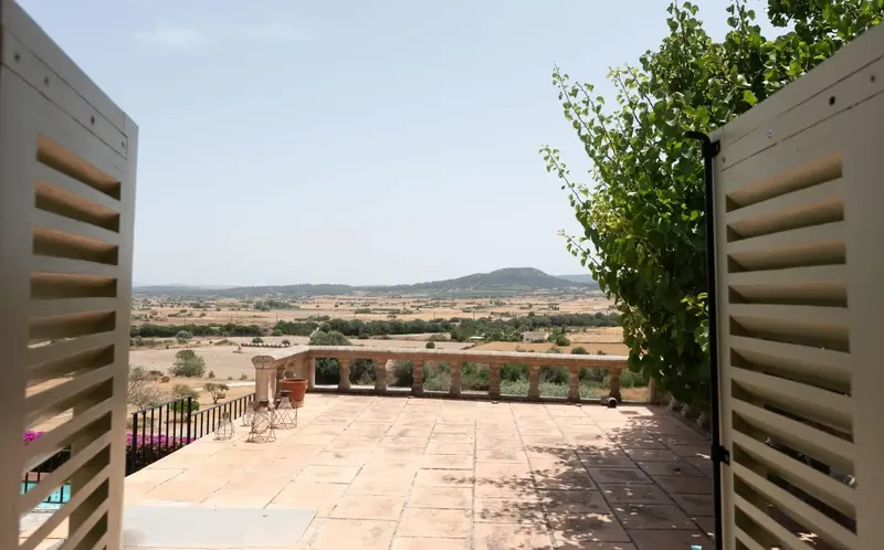 Discover this spacious and cozy country house located on the outskirts of Sineu, ideal for those seeking peace and well-being. — photo 1