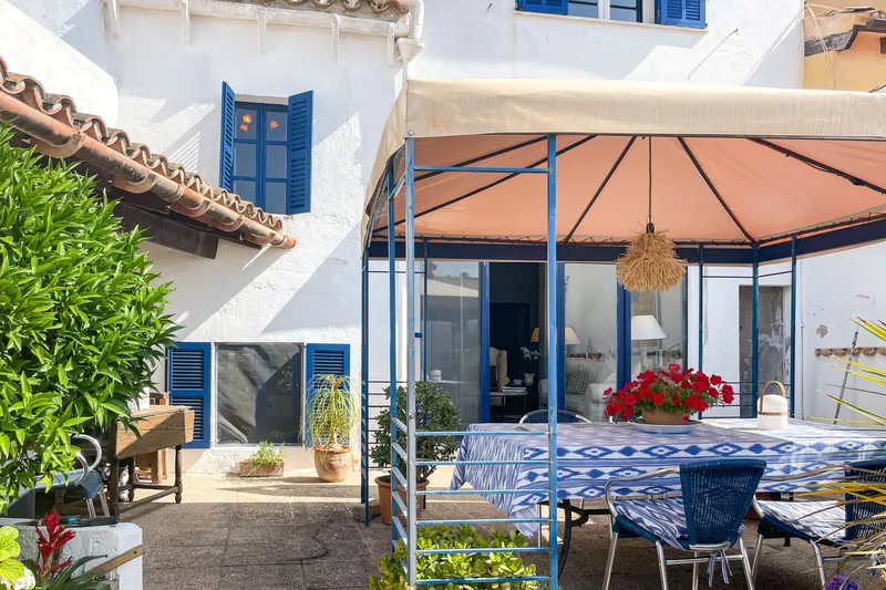 Spacious townhouse with lovingly preserved vintage elements, large terrace with castle and distant views — photo 7