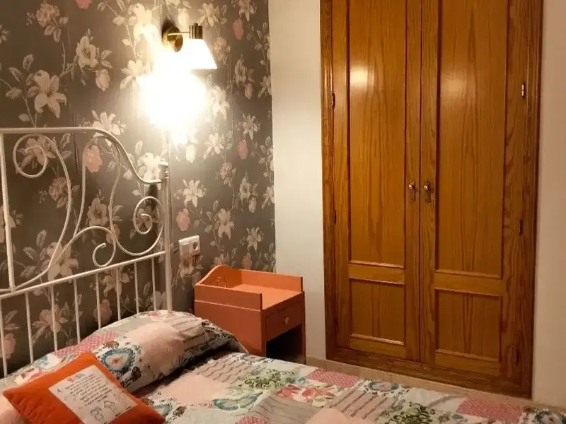 120 m² flat with 2 double bedrooms and 1 single, en-suite bathroom and another full bathroom, living-dining room, furnished kitchen with appliances — photo 11