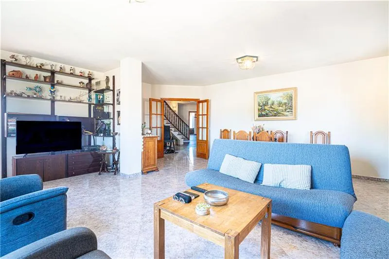 Single-family home on a lot of approximately 505 m² with partial ocean views — photo 3