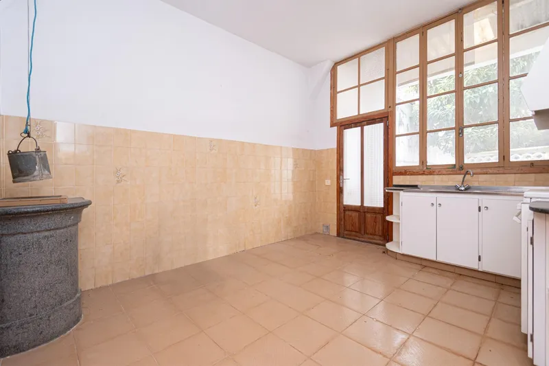 Village house in Sa Pobla with interior patio and parking area to renovate — photo 11