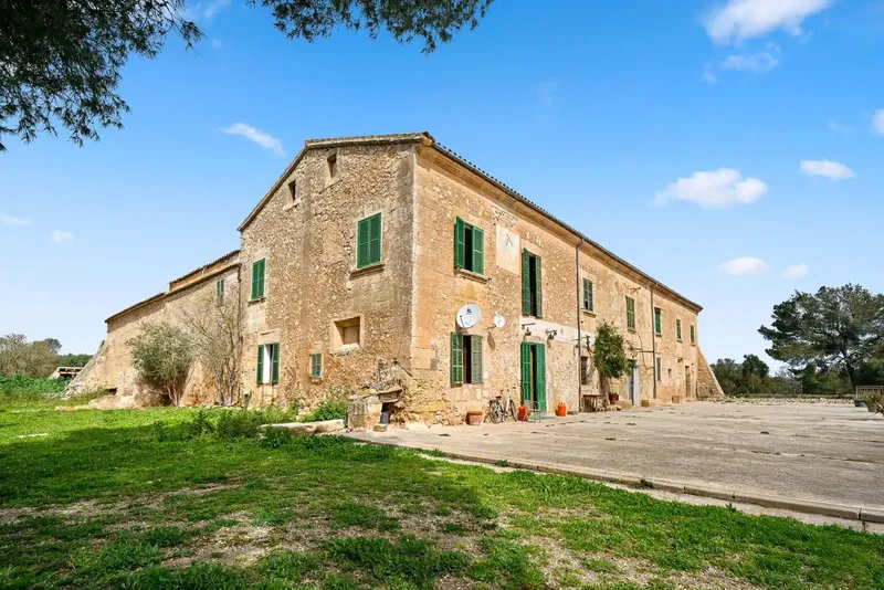 It has a preliminary project for 20 rooms, stables, covered equestrian track, heliport, swimming pool and olive grove! This historic possession — photo 3