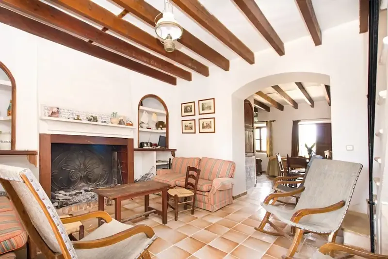 Surrounded by almost 125 hectares of land, this rustic estate is located near Puigderrós in the municipality of Llucmajor. It borders — photo 4
