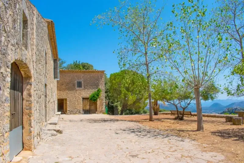 This is one of the few opportunities to buy an impressive and traditional finca and a piece of Mallorcan history to go with it. — photo 1
