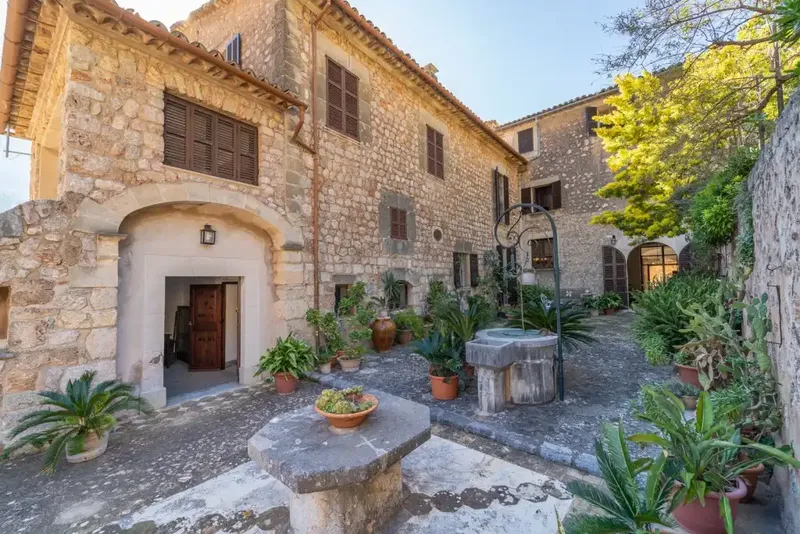 Historic property for sale in the heart of Fornalutx with beautiful views of the Sierra de Tramuntana — photo 1