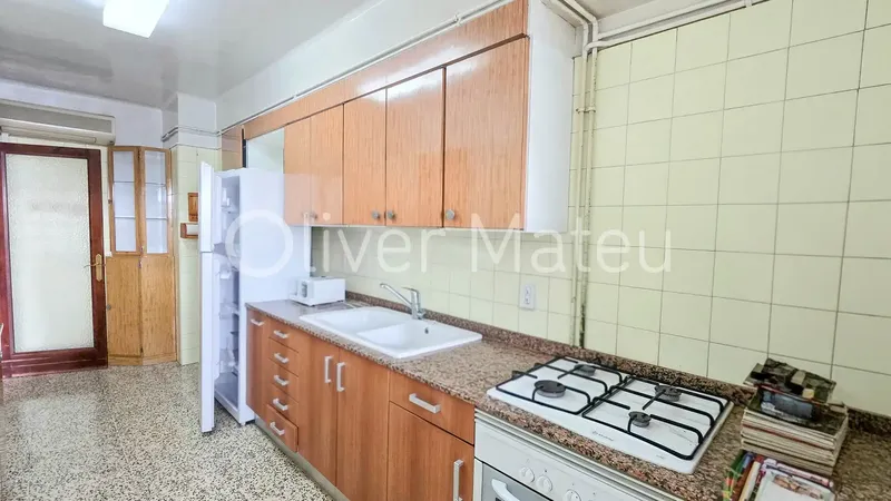 Fifth floor with elevator in Bons Aires area, just 10 minutes from the center. It has 105 m² usable with 4 bedrooms, three double — photo 7