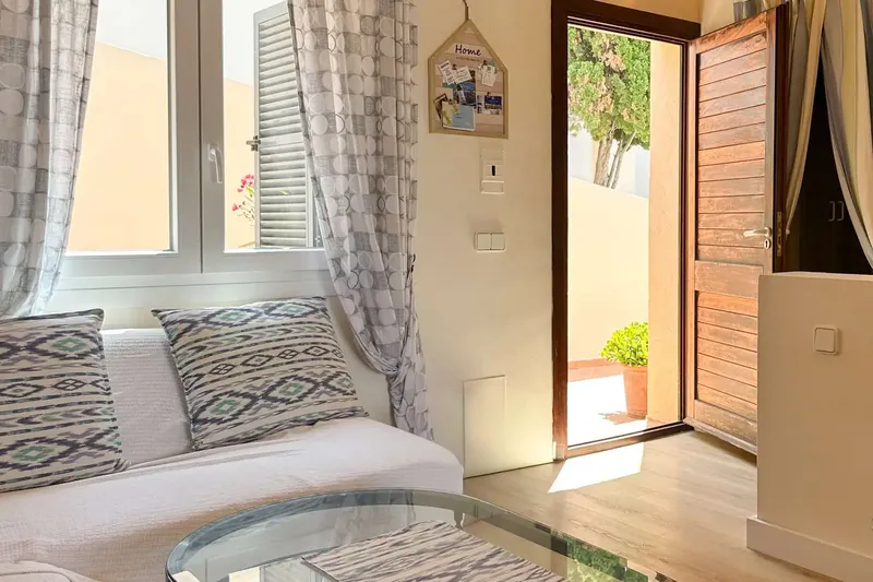 In a highly sought-after location with impressive sea views, we present this cosy townhouse which, with its spacious terrace, offe — photo 10