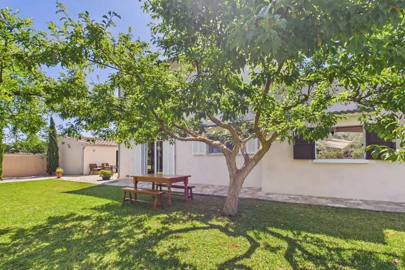 Surrounded by Mediterranean vegetation and just 1.5 km from the white sandy beaches of Playa de Muro, this beautiful finca combines — photo 7