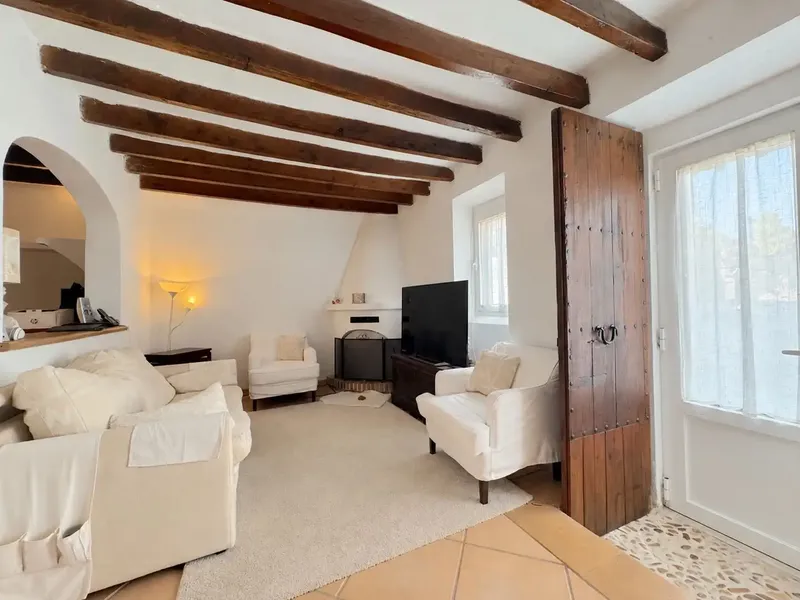 Distributed over 3 floors with great charm, this renovated 144 m2 house in Pollensa has a patio and terraces of approx. 44 m2, 3 ha — photo 2