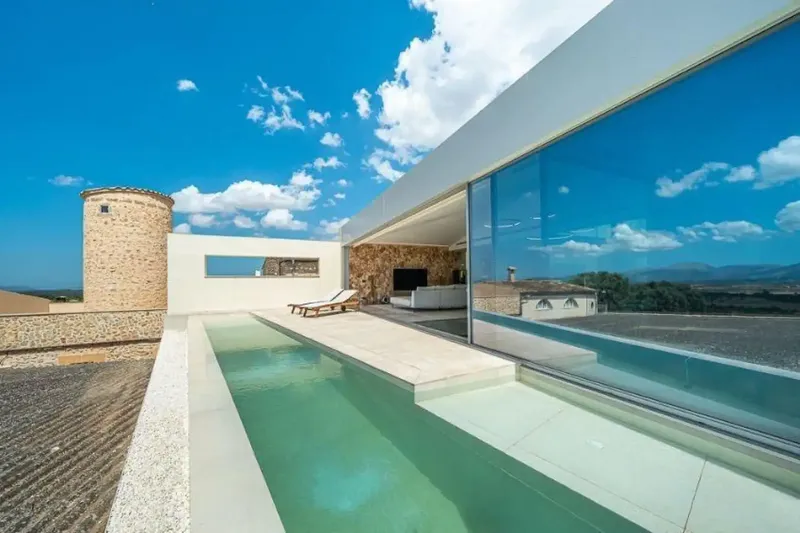 Welcome to your new luxury home! This detached villa offers everything your heart desires: from a heated indoor pool — photo 3