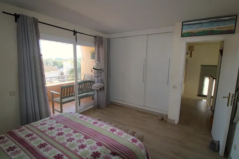 Fantastic duplex penthouse for sale in Maioris. It consists of living-dining room, equipped American kitchen and laundry room, and access to terrace with views — photo 12