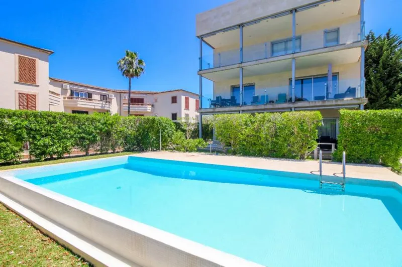 SOLD.- Sole agent listing: Chic apartment a few steps from the sandy beach of Puerto Pollensa, with lift and shared swimming pool — photo 9