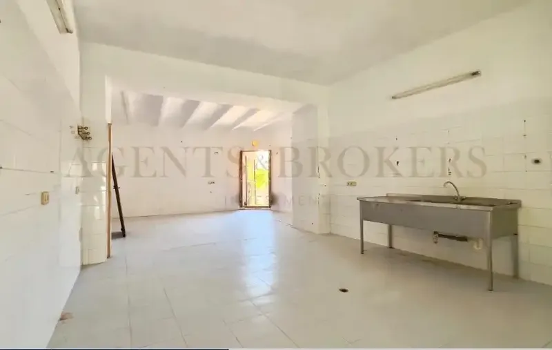A&R Gestión Inmobiliaria presenta esta amplia casa con gran potencial de reforma situada en pleno centro de Son Servera. — photo 8
