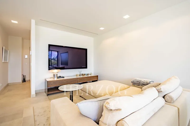 Modern penthouse with sea view, roof terrace and pool in exclusive residential complex — photo 10