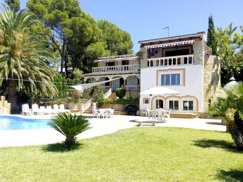 Beautiful Villa with Sea Views Ideally Located in Santa Ponsa — photo 1