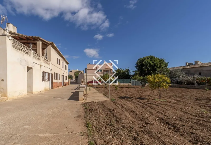 Spacious property with large rustic plot for sale in quiet residential area close to Palma de Mallorca. — photo 5