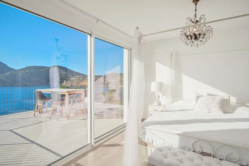 Luxurious Villa with Spectacular Sea Views and Holiday License in Camp de Mar — photo 12