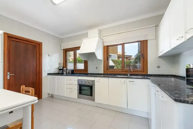 Elegant Mediterranean villa with 4 bedrooms for sale, with valid holiday license, ideally located a few minutes' walk from — photo 7