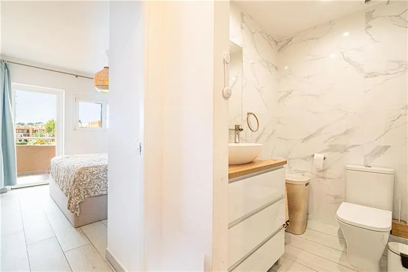 Fully renovated apartment with partial views of the sea and the harbor — photo 9