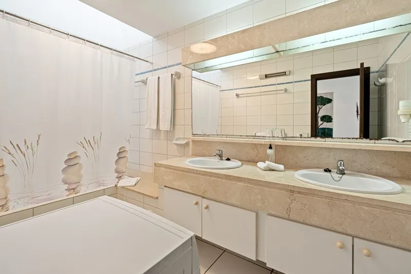 Cala d'Or beachfront apartment for sale with sunny terraces and sea views — photo 11