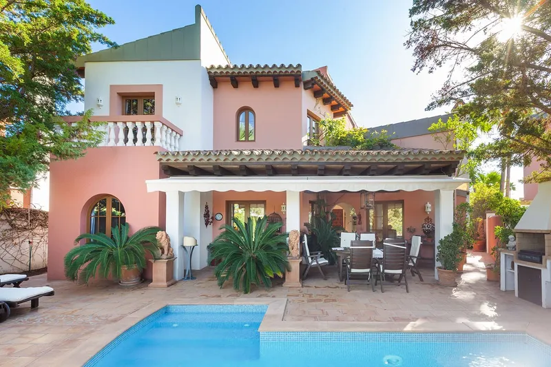 Villa with Mediterranean flair directly at the golf course — photo 1