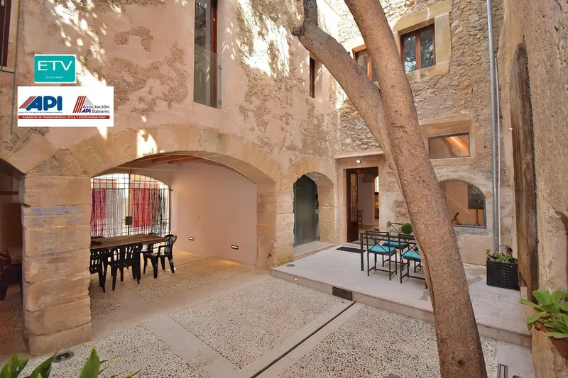 Discover this exceptional opportunity in the historic center of Artà: a charming village house with a holiday license for 12 guests — photo 1