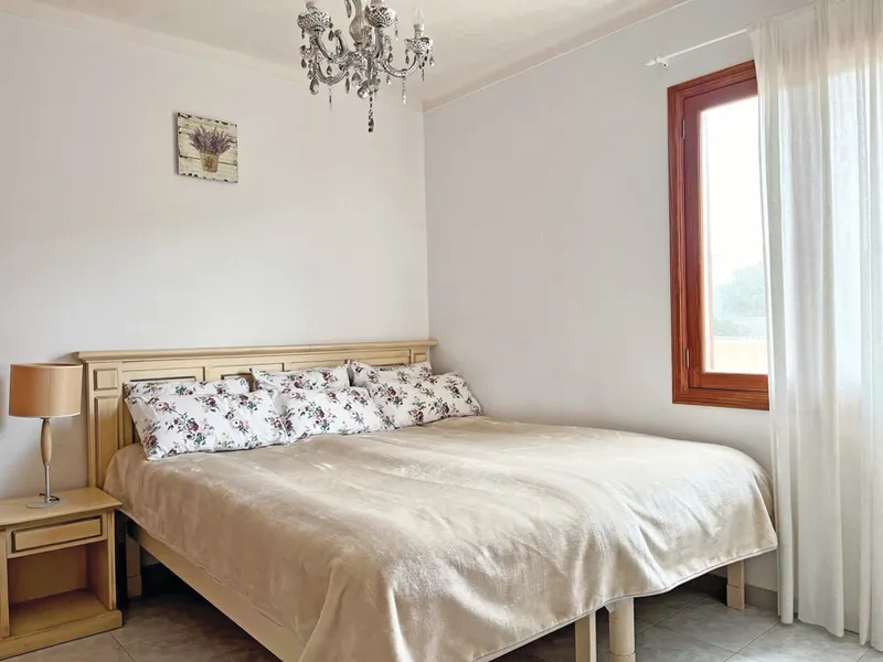 Spacious Detached House in Second Line of Beach with Holiday Licence, Local Licence and Lots of Possibilities! — photo 12