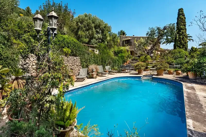 In the heart of Mallorca, on the outskirts of Mancor de la Vall, stands this charming natural stone property offering privacy, t — photo 1