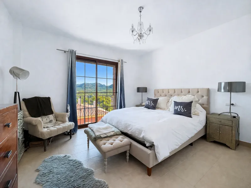 Elegant townhouse in an exclusive residential complex in Camp de Mar — photo 11