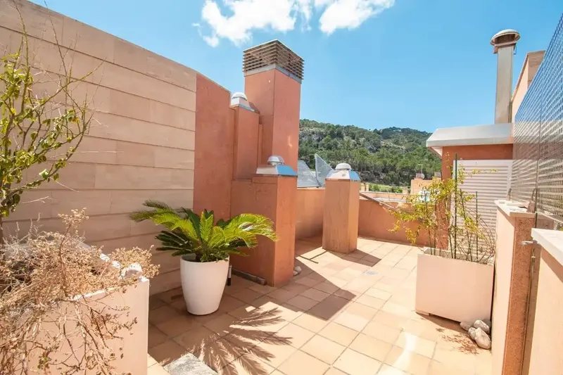This luxurious duplex is located in Port Andratx a step away from all shops, services, bars and restaurants. It is distributed on two floors — photo 2