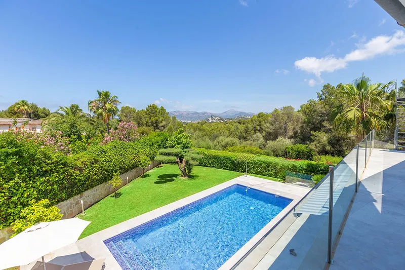 Elegant family villa in exclusive residential location near the center — photo 3