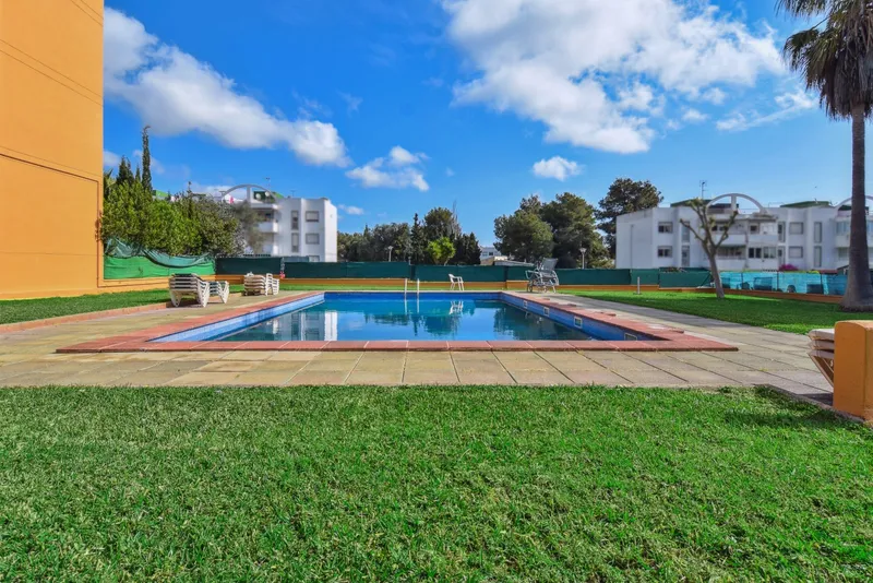 Apartment with community pool — photo 1