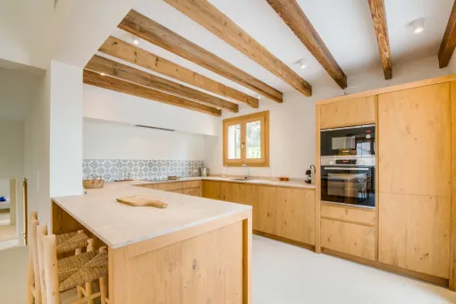 Alcudia, modernized chalet with contemporary architecture and large plot with holiday rental license in Bonaire — photo 9