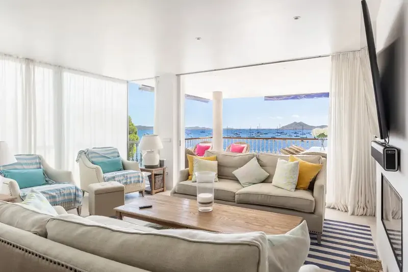 This beachfront apartment with a magnificent presentation is located on the famous Pine Walk and enjoys impressive — photo 5