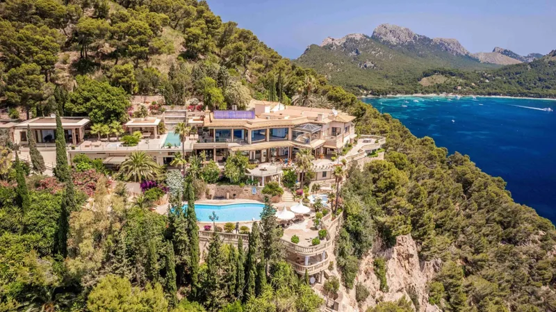Luxury villa for sale: 7 bedrooms, 2 pools, plot of 22,000 m² — photo 1