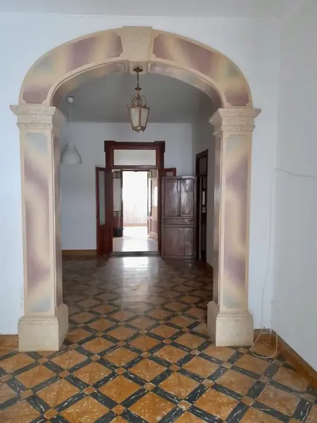 In Sa Pobla, we find this large house, more than 400 m2 built on several floors, with an interior patio in the middle and an annex at the — photo 1