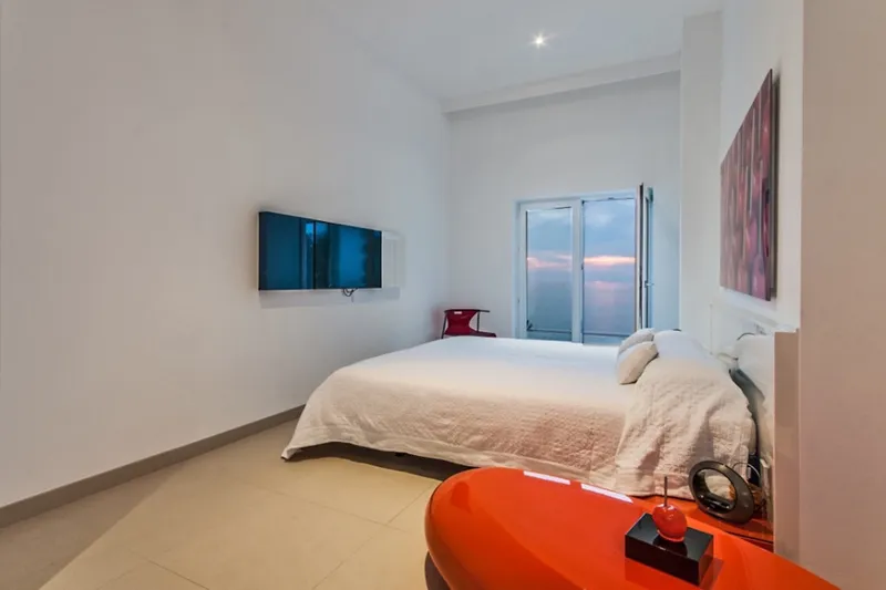 Exclusive villa on the first sea line with panoramic views — photo 12