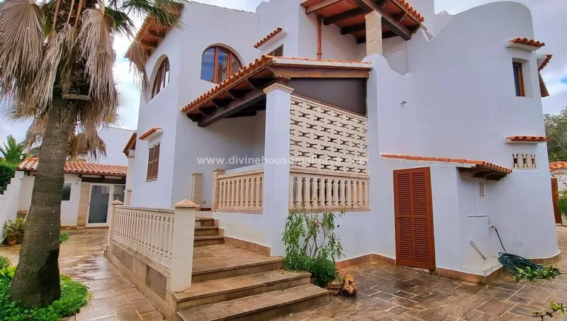 Chalet on second line in Cala Llombards with views of Es Pontás — photo 12