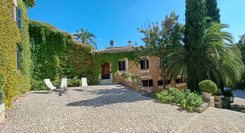 Property in Alaró with 9 bedrooms — photo 2